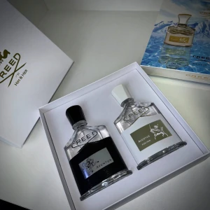 Creed Aventus Him & Her Parfymset - Exklusivt parfymset från Creed med två flaskor Aventus, en för honom och en för henne. Flaskorna har elegant design med svart och vit etikett, och kommer i en stilren presentförpackning. Perfekt för den som vill ha en lyxig doftupplevelse. 100ml i varje flaska kan tänka mig gå ner i pris köptes för 6200kr på flygplatsen. Mitt pris 5000kr för båda eller 2600kr styck. Aldrig använt.