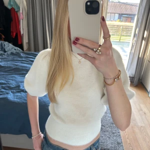 Vit Tröja - Nu säljer jag denna söta tröja ifrån hm. Den har puffärmar och är i ett väldigt mysigt material lite likt mohair. Tröjan har inga tecken på användning och är köpt från Sellpy❤️