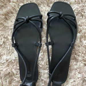 Svarta sandaler - Jättefina svarta sandaler ifrån H&M i storlek 39, aldrig använda så nyskick. Köpte i somras för ca 300 kr
