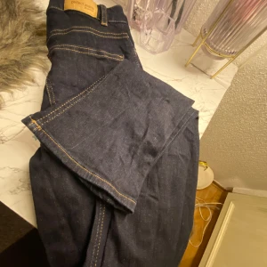 Mörkblå jeans från Perfect Jeans - Snygga mörkblå jeans från Perfect Jeans med klassisk design och kontrasterande sömmar. Perfekta för en stilren look.