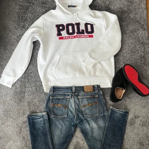 Polo Ralph Lauren Hoodie - Riktigt fet polo ralph lauren hoodie i en fet coulorway. Tröjan är i toppskick och storlek L. Priset är självklart inte hugget i sten, kom gärna med frågor!
