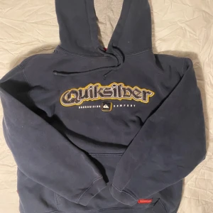 quiksilver hoodie - cool quiksilver hoodie med streetvibe. storlek XL, men tror det är bar storlek för den sitter inte FÖR baggy på mig som bär S. skriv för fler bilder o info!