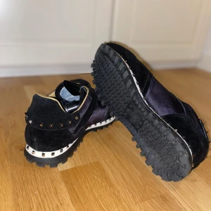 Valentino Rockrunner - Tjena! Säljer nu dessa stilrena Valentino Rockrunners i storlek 42. Skorna är i princip i nyskick, då de endast har använts ett fåtal gånger. Mitt pris: 1699 kr Nypris: runt 8000 kr Hör gärna av dig om du har några frågor eller vill se fler bilder!