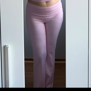 Rosa byxor - Snygga rosa byxor med hög midja och bootcut-stil. Perfekta för en trendig look. De är tillverkade i ett mjukt och bekvämt material som ger en skön passform.