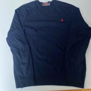 Stickad Morris tröja - Snygg mörk blå tröja i merinoull. Perfekt inför våren och den sena vintern. Jag säljer denna då den är för liten för mig. 