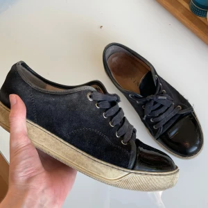 Lanvin skor - Tja! Säljer nu mina marinblå lanvins! De har börjat öppna sig där fram men går att fixa billigt hos skomakare. Liten spricka som går att fixa (se bild)