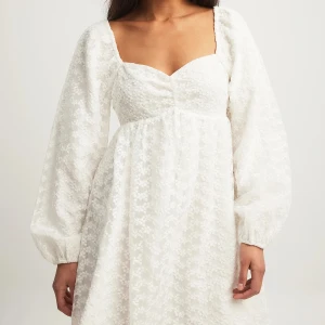 Studentklänning - Säljer denna supersnygga slutsålda klänningen från na-kd. Säljes eftersom jag köpte två och den andra storleken passade bättre. Fungerar perfekt som studentklänning eller andra festliga tillställningar 🩷Klänningen är aldrig använd