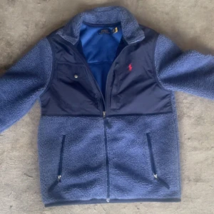 Ralph lauren fleece jacka - Säljer nu en skit snygg sällsynt Ralph lauren fleece jacka i en fin blå färg. Mycket bra skick, hör av er vid fler frågor eller funderingar 😃