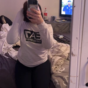 Vit långärmad tröja från EA7 - Säljer en vit långärmad tröja från EA7 med tryck på framsidan. Perfekt för en avslappnad stil. Tröjan har en normal passform och är tillverkad i ett mjukt material. Bra skick har knappt använt de🤍 köpte för 2900