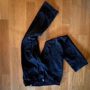 Svarta jeansbyxor - Ett par snygga Vailent Jeans. Schysst passform och är perfekta nu till våren. Storlek M som motsvarar ungefär W32 L32. Kom med frågor. Pris kan diskuteras vid snabb affär!!