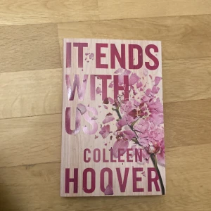 It Ends With Us - Säljer boken 'It Ends With Us' på engelska av Colleen Hoover. Den handlar om kärlekens komplexitet och de svåra val som kan förändra livet. Perfekt för dig som gillar känslosamma och tankeväckande berättelser.