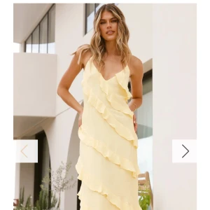 Ljusgul balklänning  - jätte snygg klänning, aldrig använd endast testad. perfekt till balen😇 skriv för fler bilder, köpt i australien 