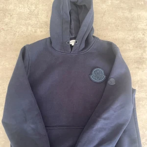 Moncler - En stilren hoodie från Moncler, skön till vardagen || niclasresell 🍾