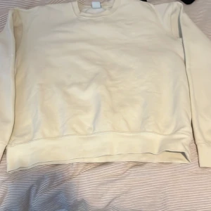 Beige sweatshirt från Zara - Säljer en enkel och stilren beige sweatshirt från Zara i storlek S/M. Tröjan har rund halsringning och långa ärmar, perfekt för en avslappnad look. Mjuk och skön att bära.