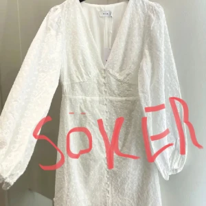 Vit klänning - Söker denna klänning från vila i storlek 32 eller 34