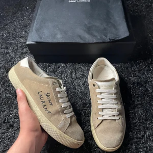 saint laurent skor - Säljer nu ett par sjuka snygga Saint Laurent Skor! Skicket är helt okej, ganska använda. Priset är inte hugget i sten vid snabb affär☺️ Box och dustbags medföljer. Hör gärna av er om ni har fler frågor!