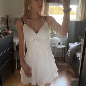 Vit kortklänning  - En jätte gullig vit kort klänning. Den har även inbyggda short!😻strolek S men passar mig som oftast har Xs❤️endast använd 1 gång!