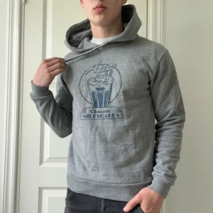  Apc hoodie - Snyggaste Apc hoodien som finns i min åsikt. Ny skick. Dyrare än mina andra Apc hoodies eftersom den är mycket mer rare. Modellen är 178 74 kg och bär XS