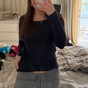 Mörkblå långärmad intimissimi tröja - Intimissimi tröja med jätteskönt material!! Knappt använd😍.
