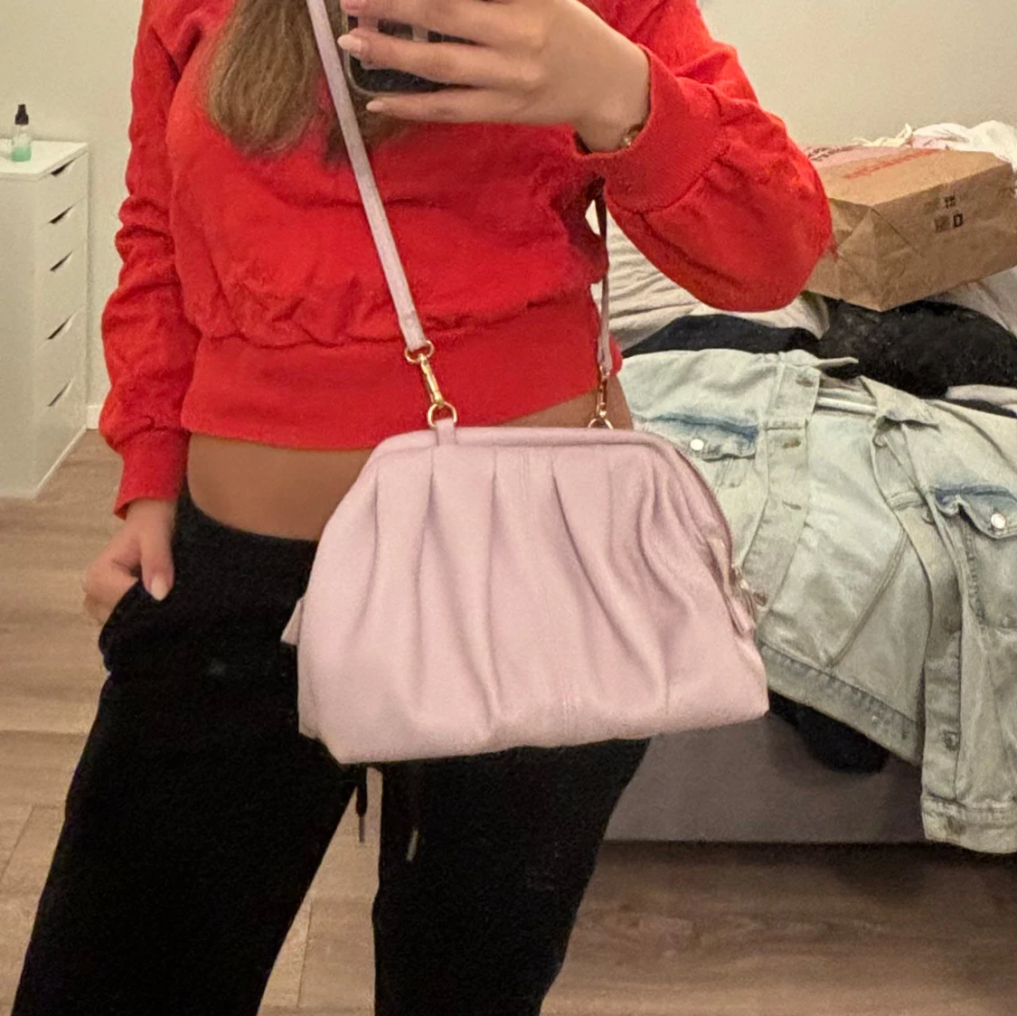 Ljusrosa axelväska med gulddetaljer - 4