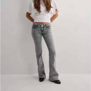 Grå bootcut jeans  - Grå lågmidjade bootcut jeans från Nelly i bra skick, nypris 700💕