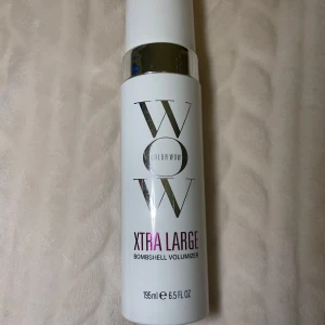 Color Wow  - Volymgivande mousse från Color Wow i en vit flaska med pump. Ger extra fyllighet och volym till håret utan att tynga ner. Innehåller 195 ml och passar perfekt för att skapa en bombshell-look. Oanvänd