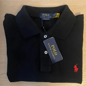 Ralph Lauren pike  - Tja! säljer denna feta helt nya ralph lauren pike. Nypris ca 1299kr men vårat pris är endast 350kr. Pris kan ändras vid snabb affär.