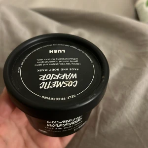 Cosmetic Warrior Face and Body Mask - En ansikts- och kroppsmask från Lush med ingredienser som honung, tea tree, druvor och vitlök. Masken är självkonserverande och framtagen för att lugna huden och motverka hormonella utbrott.