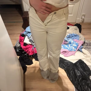 Vita jeansbyxor från FB Sister - Säljer ett par vita jeansbyxor från FB Sister i storlek S. Byxorna har klassisk femficksdesign, raka ben och normal passform. Perfekta för dig som vill ha en clean och fräsch look till vardags.