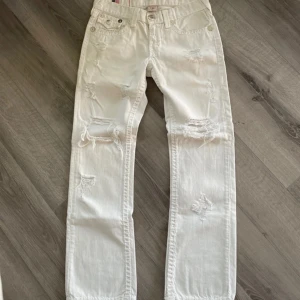 White True Religion Ricky Super T Jeans - Säljer dessa riktigt snygga True religion jeansen, gott skick har dock några fläckar **BILDERNA VISAR DE VÄRSTA AV DEM** 😇😇💯❤️‍🩹 skicka gärna offers!! NEED GONE 