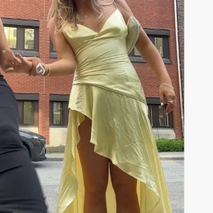 Balklänning  - Säljer min ljusgula balklänning. Så söt och endast använd en gång! Pris kan diskuteras 💖