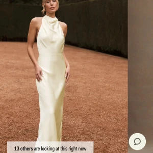 Långklänning - Gul långklänning i satinmaterial med halterneck och öppen rygg. Perfekt för bal eller festliga tillfällen. Jag har aldrig använt den köpte den av en annan tjej här på Plick men hittade en annan balklänning. Har inga egna bilder med den på därför jag la in den på modellen☺️använd gärna köp nu, pris kan diskuteras vid snabb affär