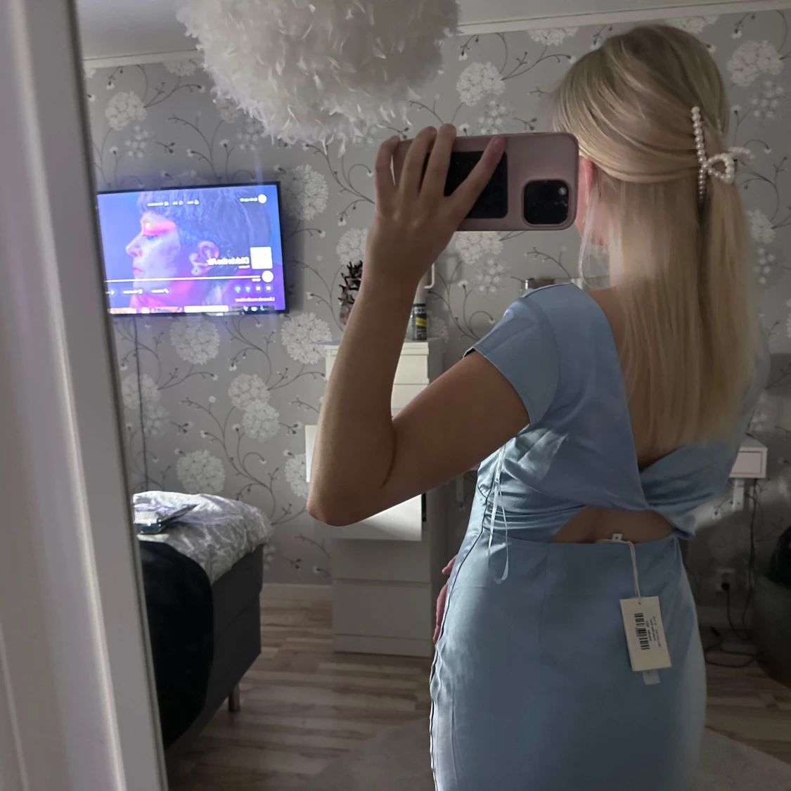 Ljusblå långklänning med djup v-ringning - 1