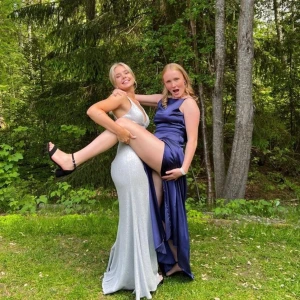 Glittrig silverfärgad långklänning med slits - Säljer en glittrig silverfärgad balklänning med smala axelband och djup v-ringning. Klänningen har en hög slits framtill och figurnära passform. Perfekt för bal eller fest! 