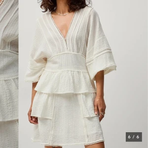 Volangkläning  - Superfin volangklänning köpt på MQ. Perfekt för studenten men också till sommarkvällar! Den är använd en gång och har inga defekter. Nypris: 2099kr. Det är storlek xs men passar s lika bra. Skriv vid minsta lilla fundering☺️