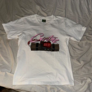 En corteiz T-shirt (no time 4 luv) - Vit t-shirt från corteiz med en bomb bild, denna T-shirten har aldrig används och är i nytt skick, storlek S, skriv för mer frågor 