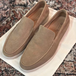 Loro Piana summer walks - Tjena! Nu finns dessa tvär feta Loro Piana Summer Walks loafers skorna i färgen khaki till salu! Dem är i toppskick med knappast några tecken på användning. OBS dem är INTE äkta men ändå är kvaliteten av dessa skorna riktigt dunder:) Strkl 44. Vid några frågar är det självklart bara att ställa dem! MVH Abbe