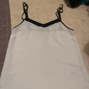 Vitt Linne! - Vitt linne ifrån Asos! Lite stor i storleken och genomskinlig men väldigt fint! Skriv vid frågor!!