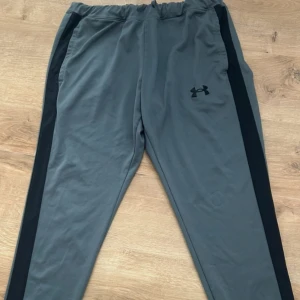 Under armour byxor  - Junior xl i etiketten. Passar herr s.  