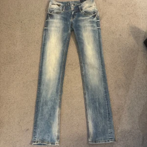 LTB jeans  - Helt nya LTB jeans i strl 27/34. Modell ”jonquil” sjukt snygga fickor och små detaljer såsom dragkedja vid fickan och dubbelknapp🤍