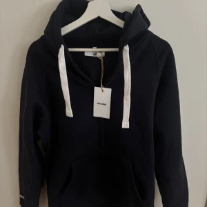 Mörkblå hoodie med dragkedja från Russemerch - Säljer en mörkblå hoodie från Russemerch i storlek L. Den är helt oanvänd i nyskick, det blev försent för mig att skicka tillbaka den. 