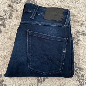 Replay Anbass jeans - Säljer dessa Replay jeans i modellen Anbass! | Skick 8/10 | Nypris +1400kr, säljer endast för 299kr | Hör av dig vid frågor!