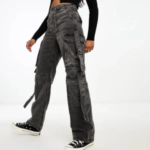 Grå cargopants  - Snygga grå cargopants med hög midja och flera praktiska fickor. Byxorna har knytband på sidorna och en loose passform. Aldrig använda!