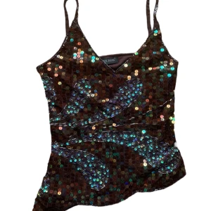 Brunt y2k sommar vintage paljettlinne  - Brunt paljett linne. Ingen storlek. Passar mig som har S. Några paljetter ksk är borta men ej märkvärdigt. 