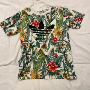 Blommig t-shirt från Adidas - Köp en, betela för en🤯 Skulle säga att storleken e S/XS egentligen. Kan bli ett riktigt bra kap nu till sommarn om du stöter på några riktigt söta damer som råkar va blinda och därmed inte ser vad du har på dig🤟😁