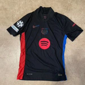 Barcelona Borta Tröja 24/25 LAMINE YAMAL #19 - Fin Barcelona tröja med Yamal på ryggen för ett bra pris den är nästan äkta och är spelar version