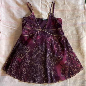 Söt topp y2k - Så fin unik skimrande topp i mesh. Justerbara axelband. Fint skick. Hör av dig om du undrar något💜