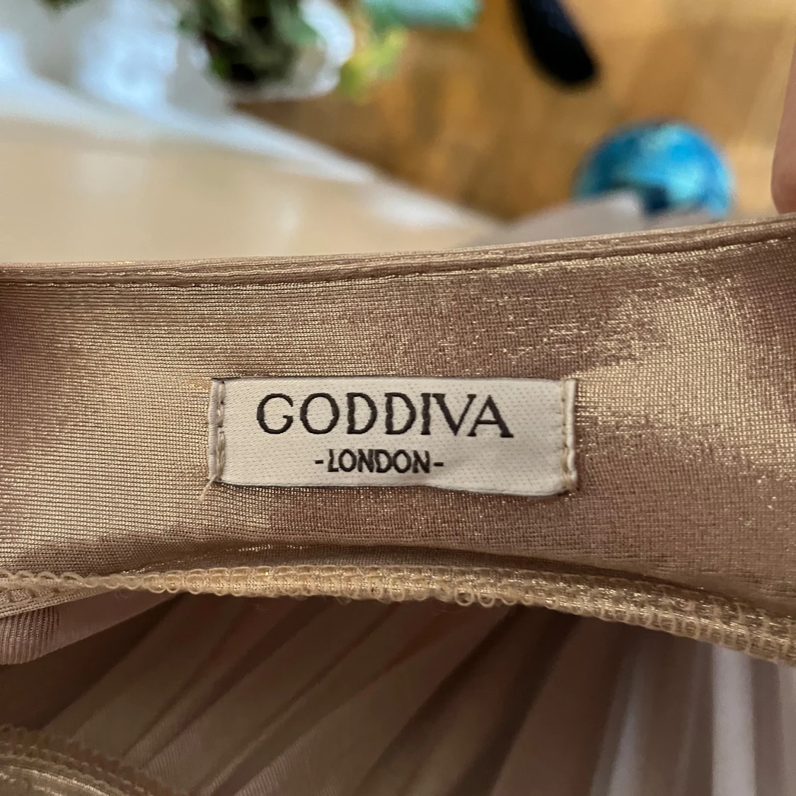 Guldig balklänning från Goddiva London - 3