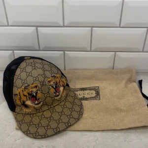 Äkta Gucci keps!  - Sällsynt Gucci keps som inte säljs längre som är perfekt nu intill sommaren 🌴 den är 100% autentisk och kommer med dust bag ✅vid frågor släng ett dm! Storlek s! 