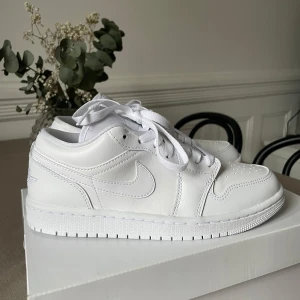Nike Air Jordan 1 Low Triple White - Säljer ett par helvita Nike Air Jordan 1 Low sneakers. Aldrig använda då det är fel storlek tyvärr. 